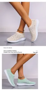 Vista detallada de las zapatillas sin cordones con pedrería en color beige y verde