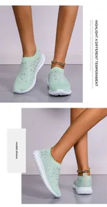 Detalle de las zapatillas slip-on verde menta con brillantes adornos de strass