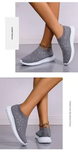 Detalle de zapatillas de punto transpirable gris con adornos de strass brillantes