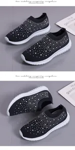 Primer plano de zapatillas negras de punto fly-knit con detalles de diamantes de imitación