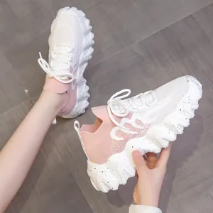 Sneaker a calzino traspiranti da donna con suola spessa platform in rosa e bianco alla moda