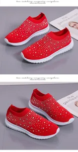 Zapatillas rojas de punto con brillantes detalles de pedrería y suelas blancas