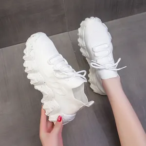 Sneakers platform in maglia traspirante da donna con suola spessa bianca stile casual