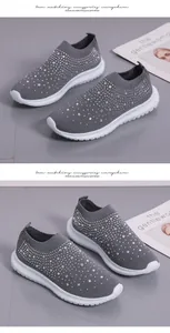 Primer plano de zapatillas grises flyknit con elegantes pedrería y suela blanca.