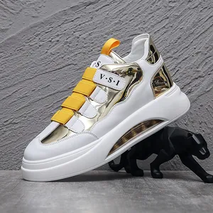Stylische weiß-goldene High-Top-Sneaker mit gelben Riemen und dicker Luftkissensohle.