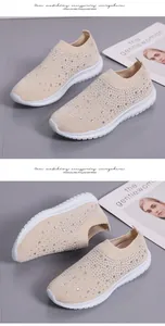 Detalle de las zapatillas de punto beige para mujer con brillantes adornos de strass