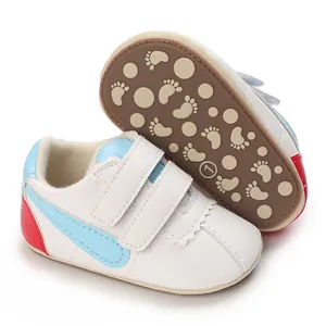 Primer plano de zapatos de bebé blancos con suelas suaves antideslizantes y detalles