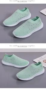 Primer plano de zapatillas sin cordones verde menta con pedrería y tejido