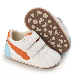 Primer plano de zapatos blancos para bebés con suela suave antideslizante y cierre de velcro