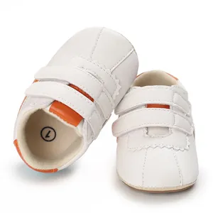 Zapatos de paseo para bebé cómodos en blanco y naranja con suela blanda y velcro