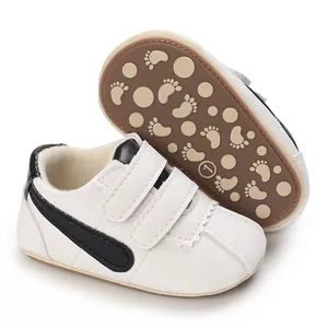 Vista detallada de zapatos blancos para bebés con suelas de goma suaves antideslizantes