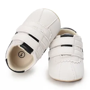 Zapatos de bebé para primeros pasos en cuero sintético blanco con velcro