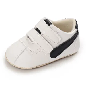 Detalle de zapato de aprendizaje blanco para bebé con suela blanda y doble velcro