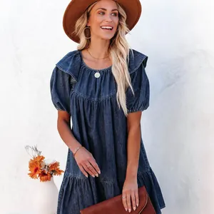 Vestido mini vaquero con volantes escalonados y mangas abullonadas con estilo