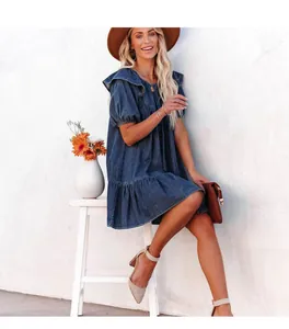 Vestido corto informal de mezclilla con cuello de volantes usado por modelo