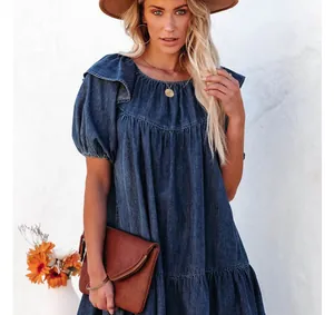 Primer plano de un vestido vaquero suelto con mangas abullonadas y volantes de moda