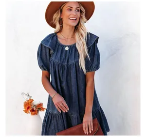 Minivestido vaquero informal con mangas de volantes lucido por una modelo rubia.