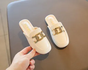 Detailansicht der cremefarbenen Mädchen-Lederpantoletten mit goldener Ketten-Schnalle