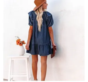 Vista trasera de un minivestido vaquero informal con dobladillo con volantes y mangas abombadas