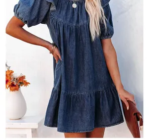 Primer plano de vestido vaquero informal con dobladillo de volantes y mangas abullonadas