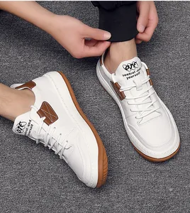 Detailansicht stilvoller weißer Leder-Sneaker mit braunen Akzenten für Herren im Alltag
