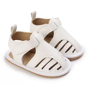 Vue macro détaillée de sandales blanches respirantes pour bébé avec semelles souples.
