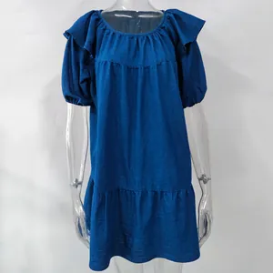 Vestido corto de mezclilla con mangas de volantes y corte holgado en maniquí transparente.