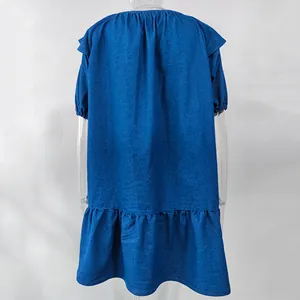Vista trasera de un vestido de mezclilla azul holgado con dobladillo con volantes