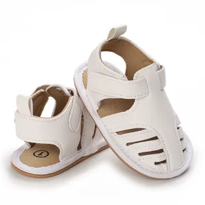 Sandales blanches respirantes pour bébé avec semelles souples antidérapantes 0-12 mois.