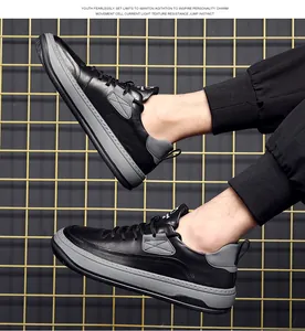 Seitenansicht der schwarzen Leder-Sneaker für Herren mit dicken grauen Sohlen