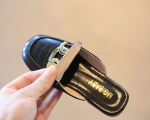 Detailansicht schwarzer Leder-Pantolette für Mädchen mit goldener Metallschnalle