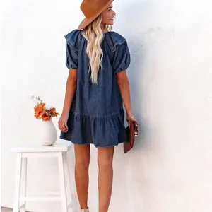 Vestido corto de mezclilla azul casual para mujer con detalles de volantes en el hombro