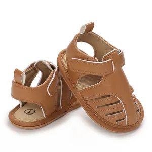 Vue détaillée de sandales marron pour bébé avec semelles souples et design respirant
