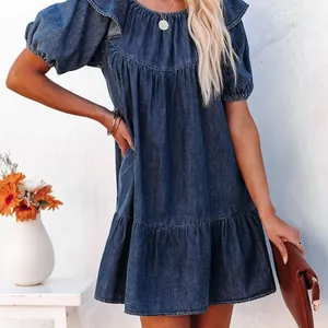 Vestido corto de mezclilla casual con mangas abullonadas y un elegante dobladillo con volantes