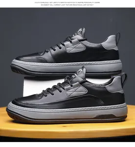 Detaillierte Seitenansicht schwarzer und grauer Herren-Leder-Sneaker auf Display-Ständer