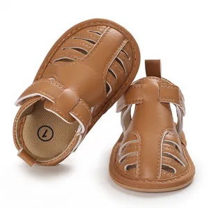 Gros plan de sandales pour bébé marron respirantes avec semelles souples et velcro.