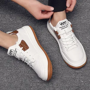 Weiße Leder-Sneaker für Herren mit trendiger brauner Gummisohle und flachem Schnitt