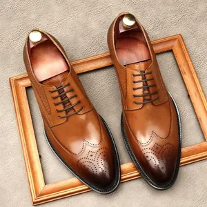 Klassische braune Leder-Brogue-Schuhe für Herren mit feiner Lochverzierung