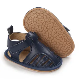 Vue détaillée de la sandale bébé bleu marine avec semelle souple antidérapante.