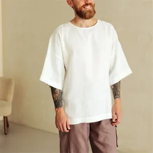 Camiseta blanca minimalista para hombre con cuello redondo y media manga de estilo holgado