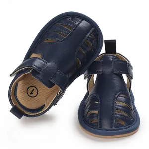 Détail de sandales bleu marine pour bébé avec design ajouré respirant et semelle souple.