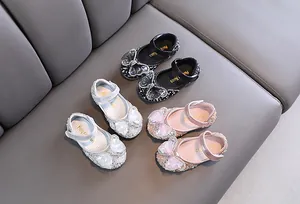 Primer plano de zapatos de princesa para niña con lazos de pedrería en varios tonos