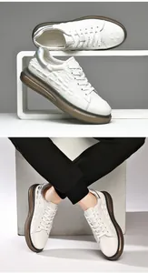 Detailansicht der weißen Herren-Leder-Sneaker mit Krokodilmuster-Prägung und dicker Sohle