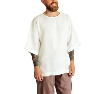 Camisa minimalista de lino blanco para hombre con cuello redondo y media manga.