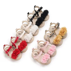 Vue détaillée de sandales d'été pour bébé fille avec décor floral en plusieurs couleurs.
