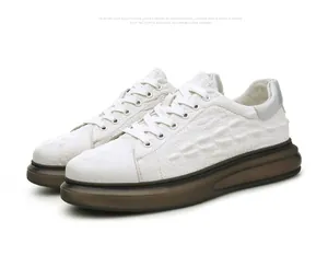 Weiße Herren-Sneaker aus geprägtem Leder mit dicker, lichtdurchlässiger Sohle im Detail