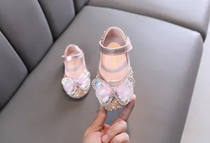 Vista detallada de zapato princesa rosa para niña con lazo de diamantes y malla
