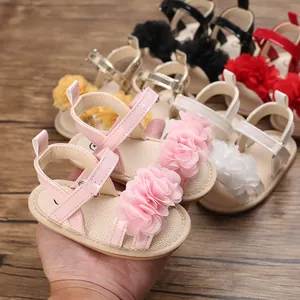 Détail des sandales d'été roses pour bébé avec fleurs et semelles antidérapantes