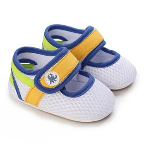 Detaillierte Nahaufnahme der weißen atmungsaktiven Mesh-Babyschuhe mit Oktopus-Logo