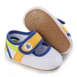 Nahaufnahme weißer Mesh-Babyschuhe mit Oktopus-Aufnäher und rutschfester Weichsohle